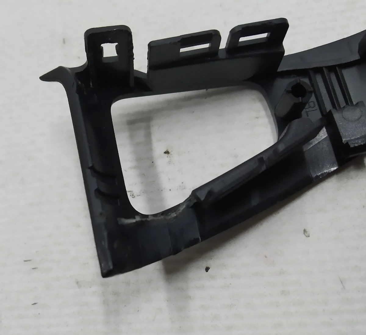 1 Декоративна накладка кнопки відкриття дверей задньої лівої (відламаний фіксуючий вусик) Tesla model 3 1090413-01-L