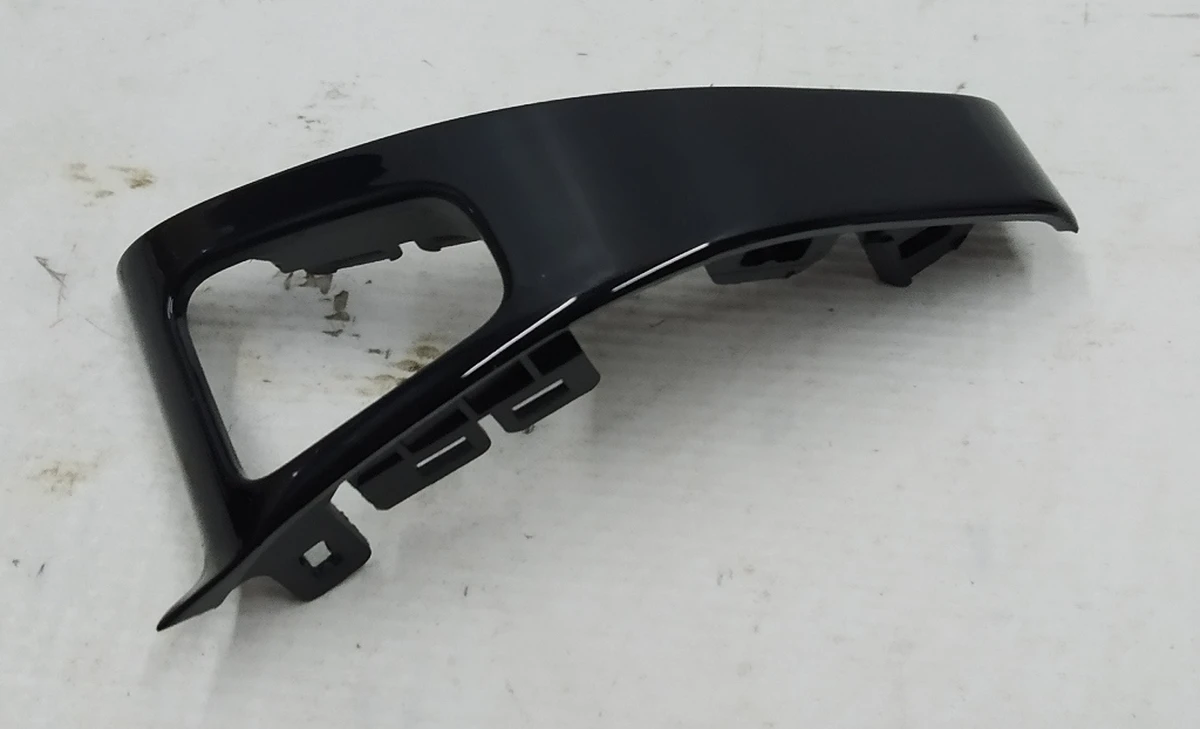 1 Декоративна накладка кнопки відкриття дверей задньої лівої (відламаний фіксуючий вусик) Tesla model 3 1090413-01-L