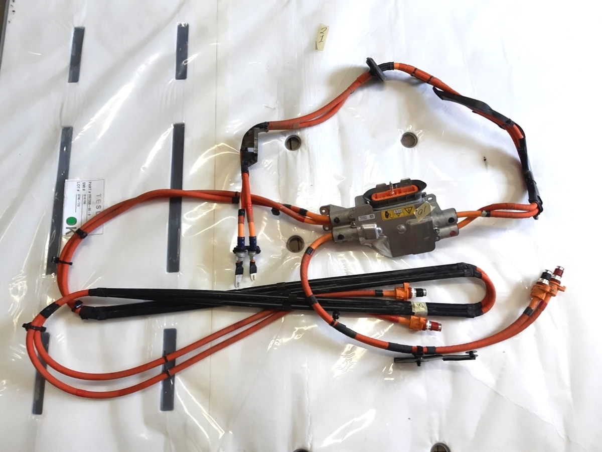 1 Сплиттер с проводами высоковольтными в сборе R04 Tesla model X 1054500-10-F