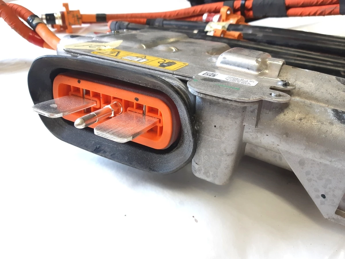 1 Сплиттер с проводами высоковольтными в сборе R04 Tesla model X 1054500-10-F