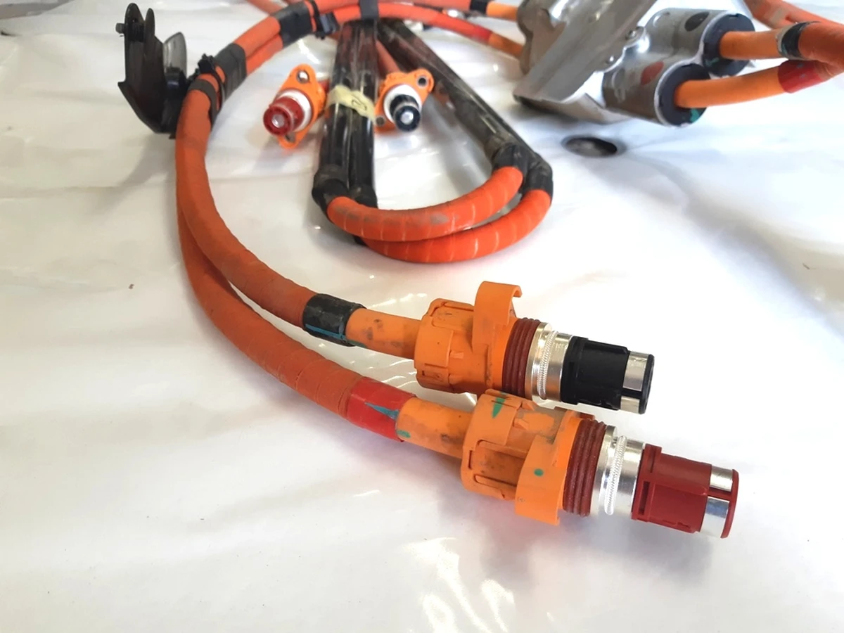 1 Сплиттер с проводами высоковольтными в сборе R04 Tesla model X 1054500-10-F