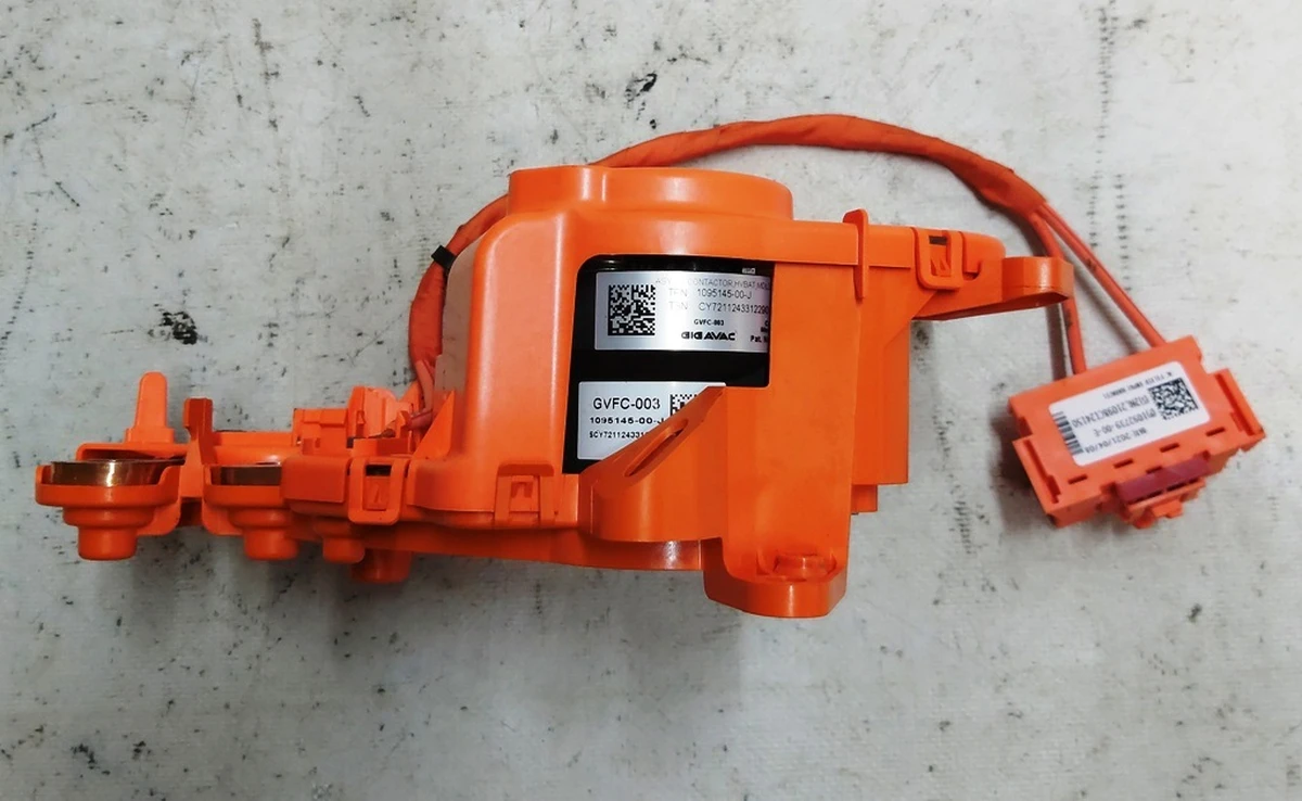 Контактор зарядки основної батареї здвоєний LR у зборі Tesla model Y 1095145-00-J