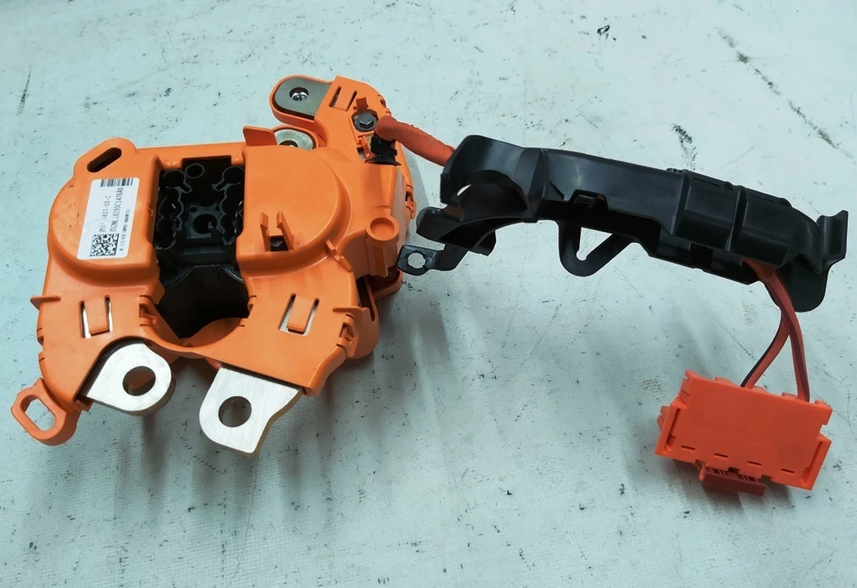 Контактор зарядки основної батареї здвоєний LR в зборі Tesla model 3 1118833-10-C