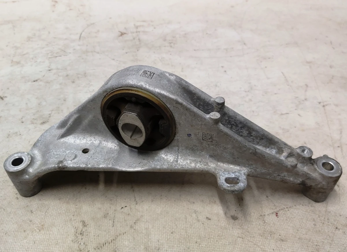 3 Кронштейн кріплення переднього мотора подушка лівий Tesla Model 3, Model 3 Jan 2024, Model Y 1095338-00-D