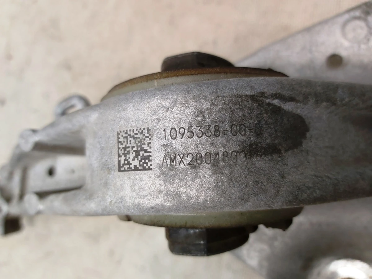 3 Кронштейн кріплення переднього мотора подушка лівий Tesla Model 3, Model 3 Jan 2024, Model Y 1095338-00-D