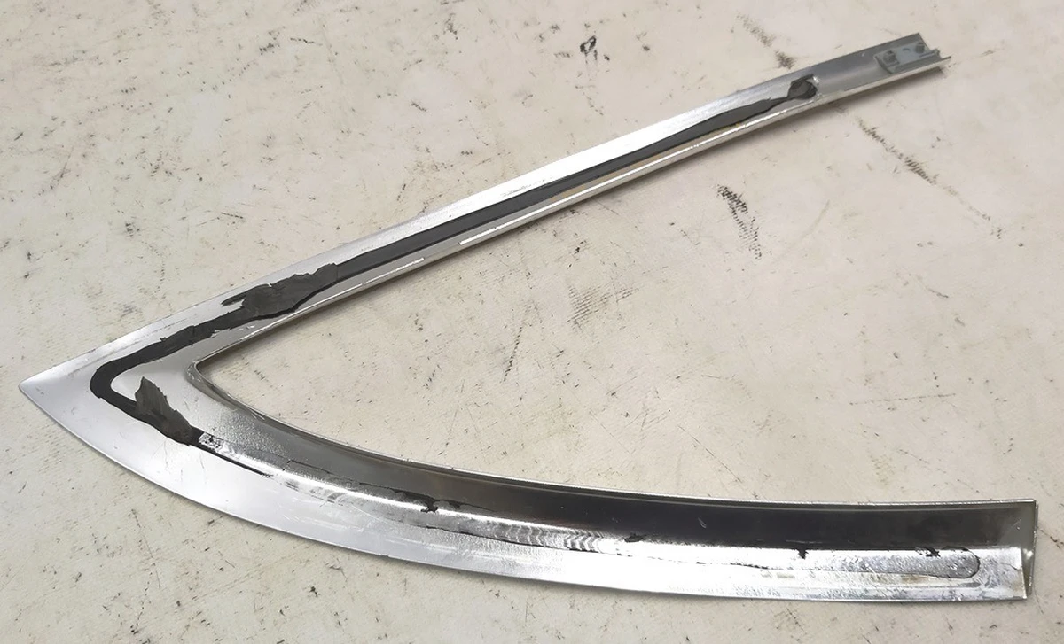 3 Молдинг хром стекла крыла заднего левого (форточки) с повреждением Tesla model 3 1095498-00-A