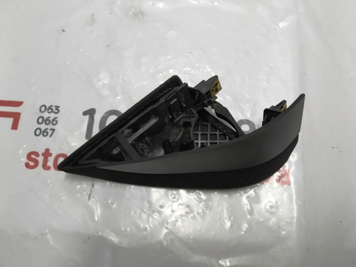 12 Декоративна накладка під динамік передніх лівих дверей Tesla model 3 1095657-00-F