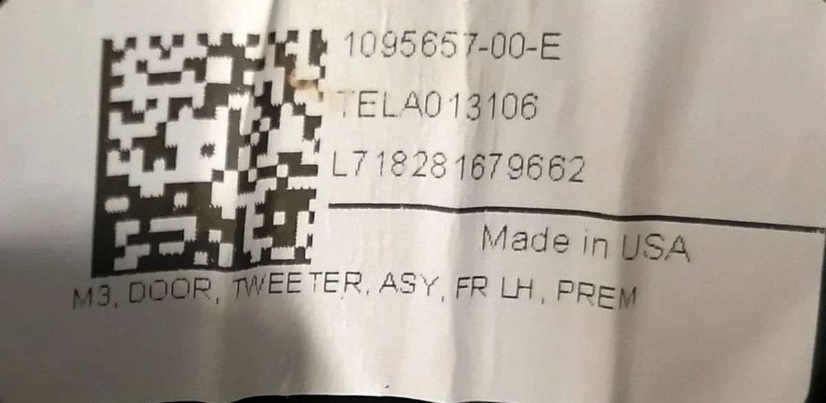 12 Декоративна накладка під динамік передніх лівих дверей Tesla model 3 1095657-00-F