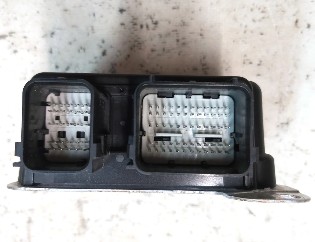 1 M3-RESTRAINT CONTROL MODULE with traces of oxidation Tesla model 3 1095757-00-C