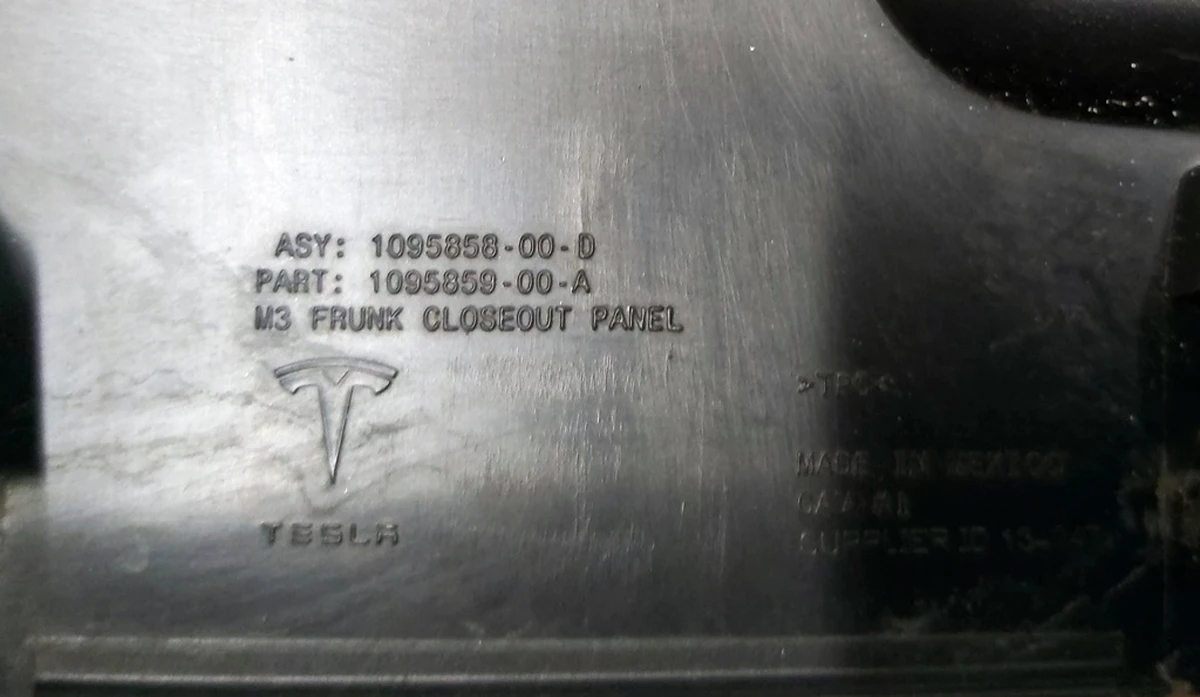 9 Панель замка подкапотного бокса Tesla model 3 1095858-00-D, 1555579-00-B