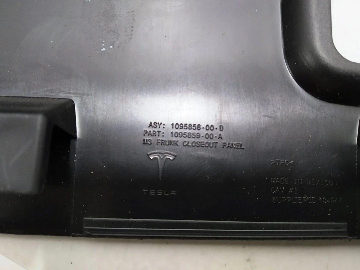 9 Панель замка підкапотного боксу Tesla Model 3 1095858-00-D, 1555579-00-B