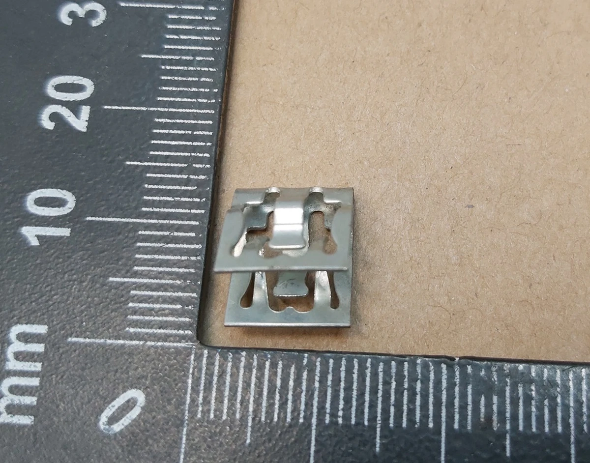 9 Клипса крепления панели замка подкапотного бокса Tesla Model 3 1095858-00-D, 1555579-00-B