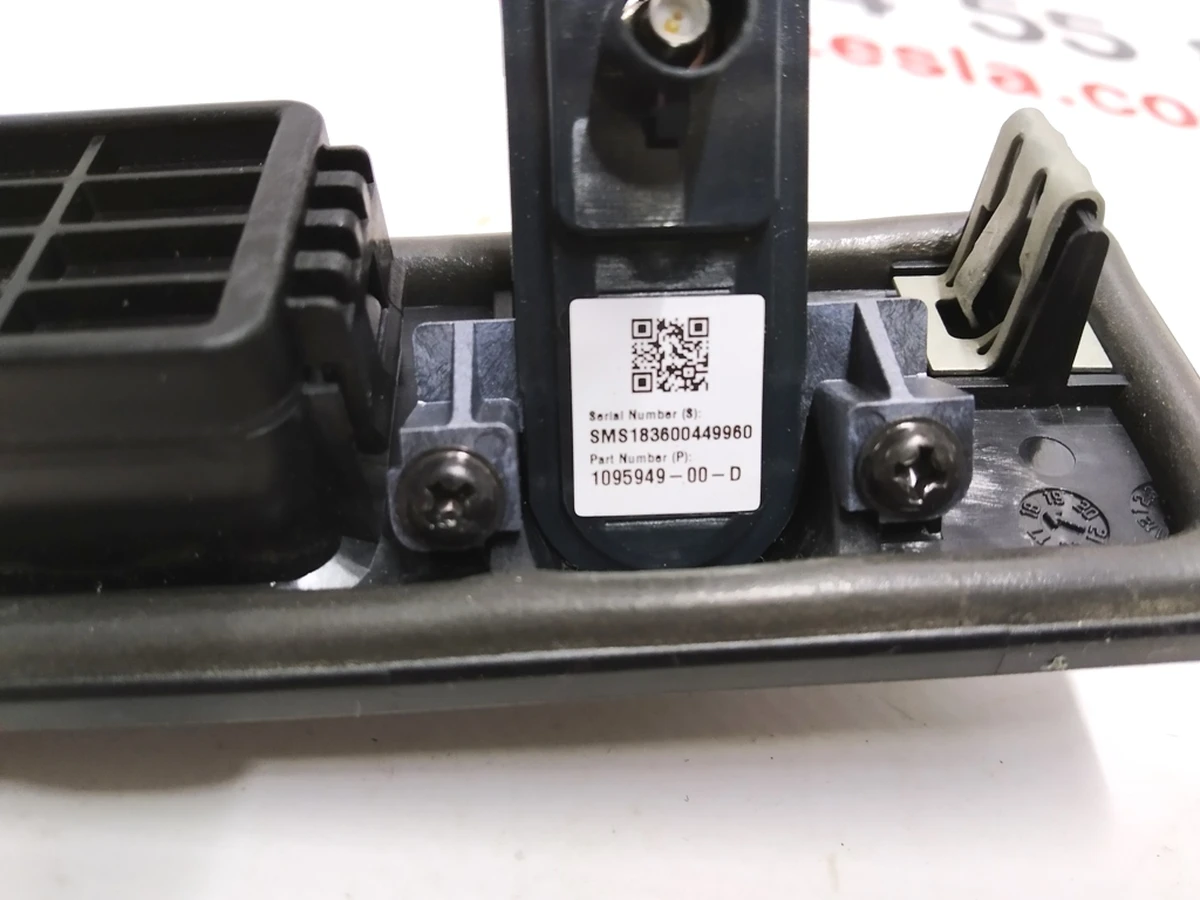 1 Кнопка відкриття кришки багажника з камерою в зборі Tesla Model 3 1095949-00-E