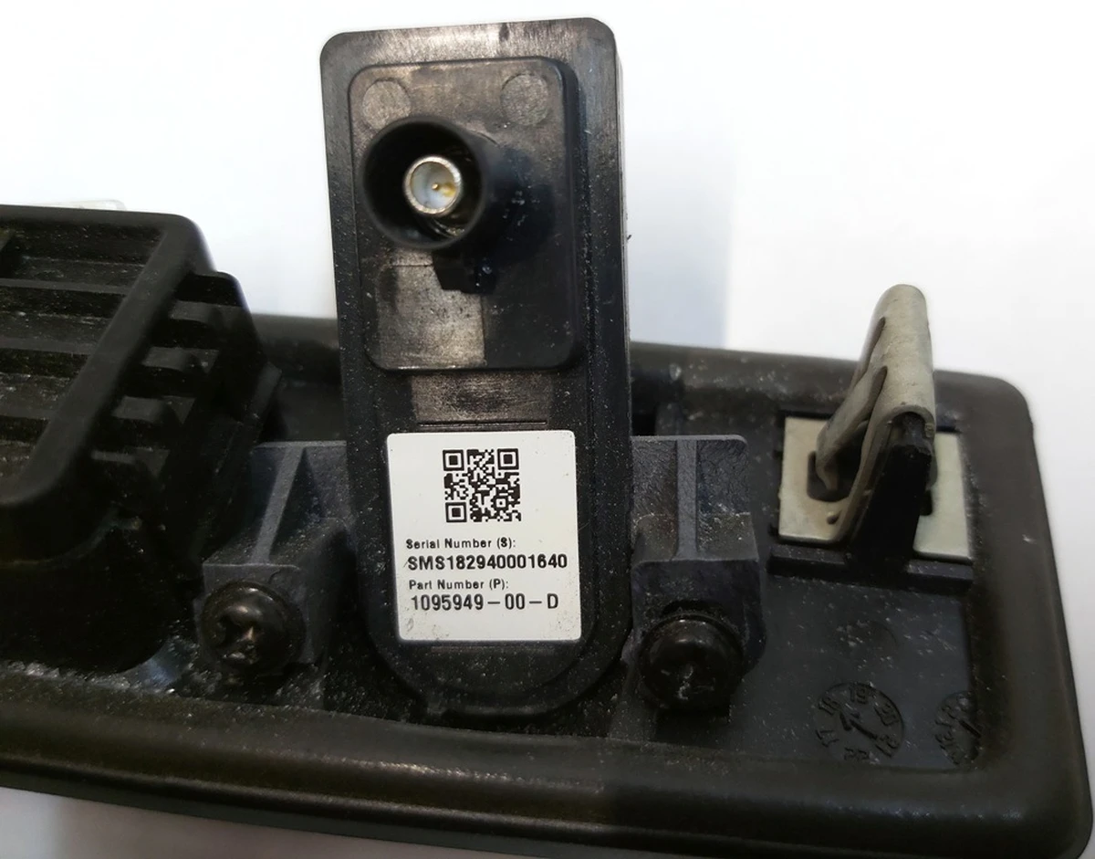 1 Кнопка открытия крышки багажника с камерой в сборе Tesla Model 3 1095949-00-E