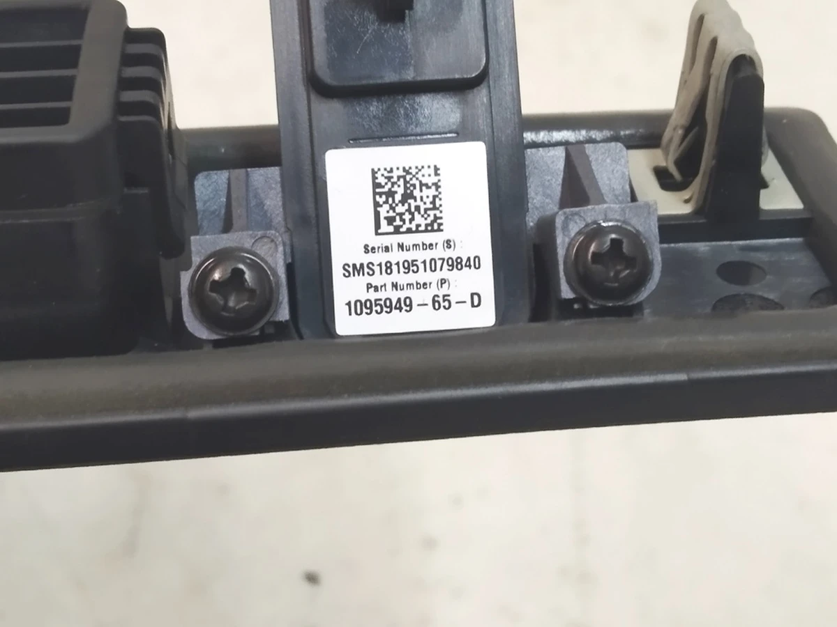 1 Trunk handle with camera assembly Tesla Model 3 1095949-00-E