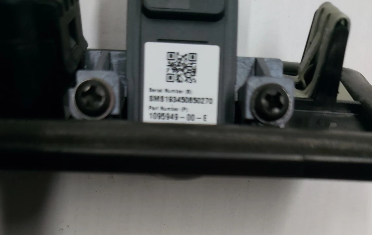 1 Кнопка відкриття кришки багажника із камерою в зборі Tesla Model 3, Model Y 1095949-00-E