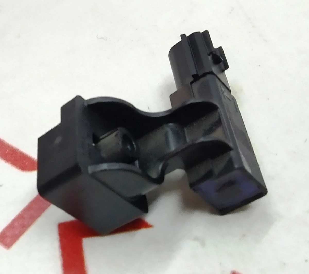 1 Датчик положення (магнітного типу) нижньої частини 1 ряду сидінь Tesla Model 3, Model Y 1096035-00-A