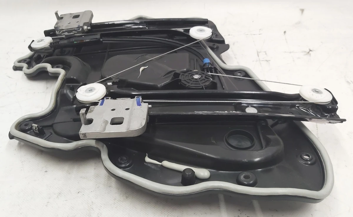 3 Склопідйомник задній лівий Tesla model 3 1096622-00-K