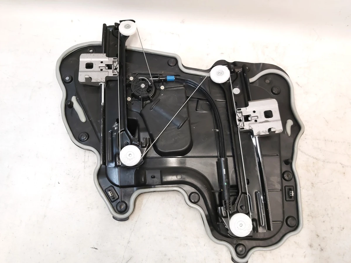 3 Стеклоподъемник задний правый Tesla model 3 1096623-98-L