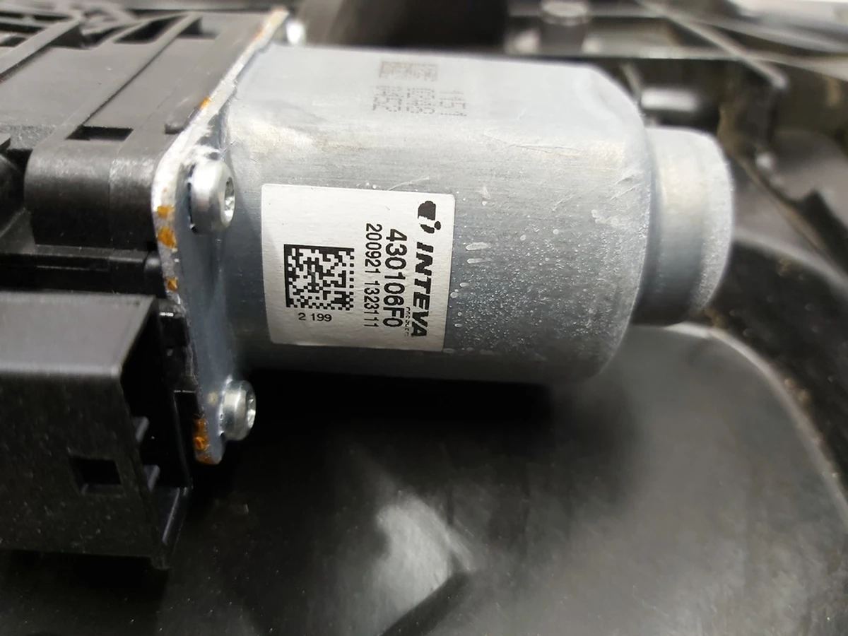 3 Склопідйомник задній правий Tesla model 3 1096623-00-K