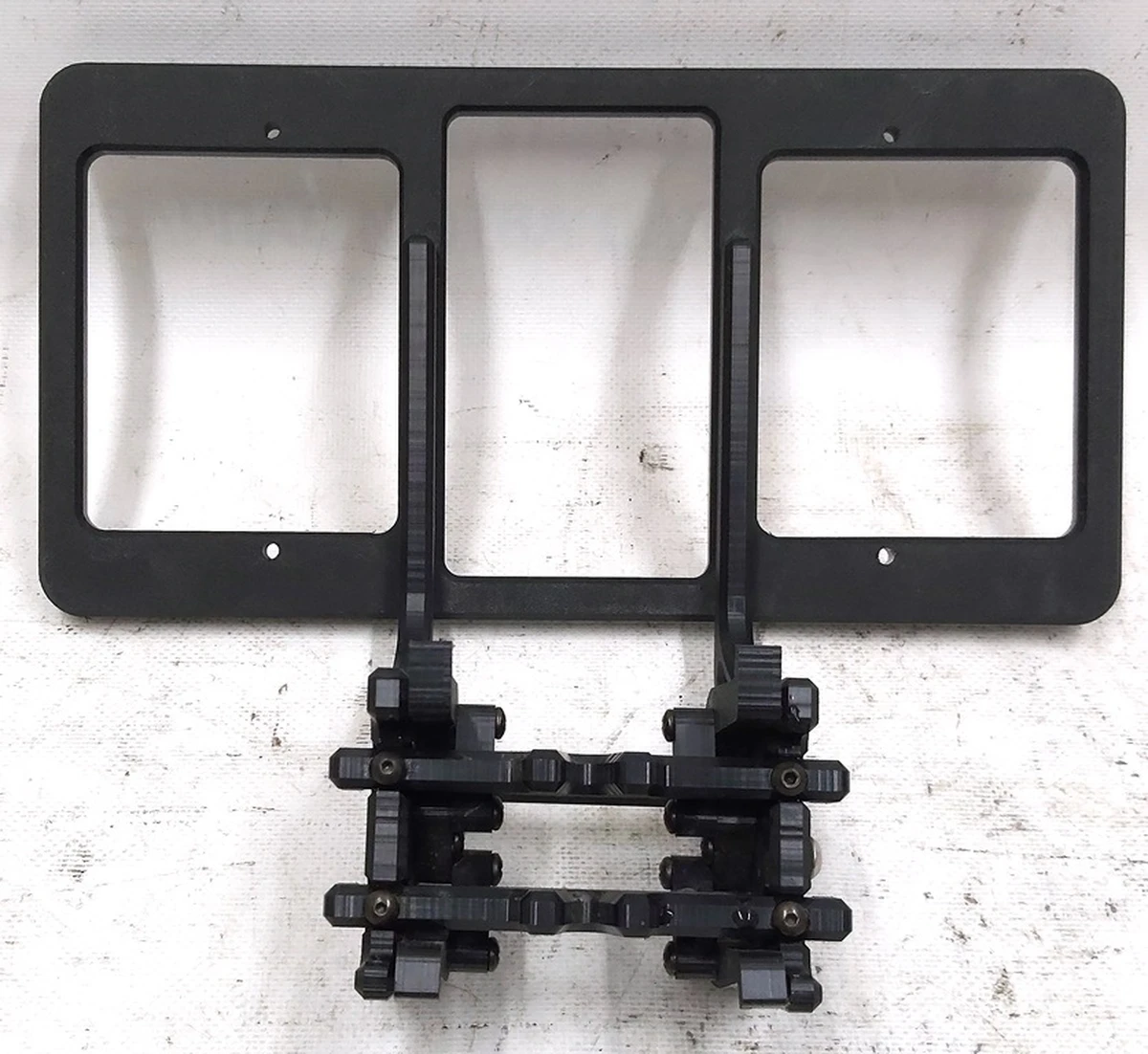 1 Кронштейн номерного знака переднього NA швидкого встановлення у зборі з фіксатором Tesla model 3 1096829-00-G