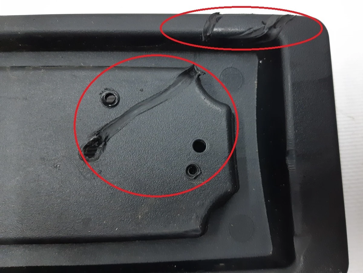 Кронштейн номерного знака переднього EU із пошкодженням Tesla model 3 1096834-00-B