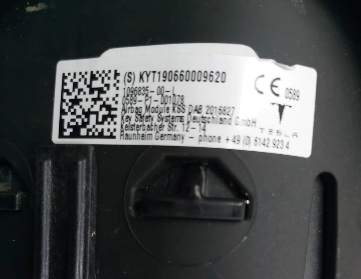 1 Подушка безпеки водія у зборі Tesla Model 3 1508347-00-C