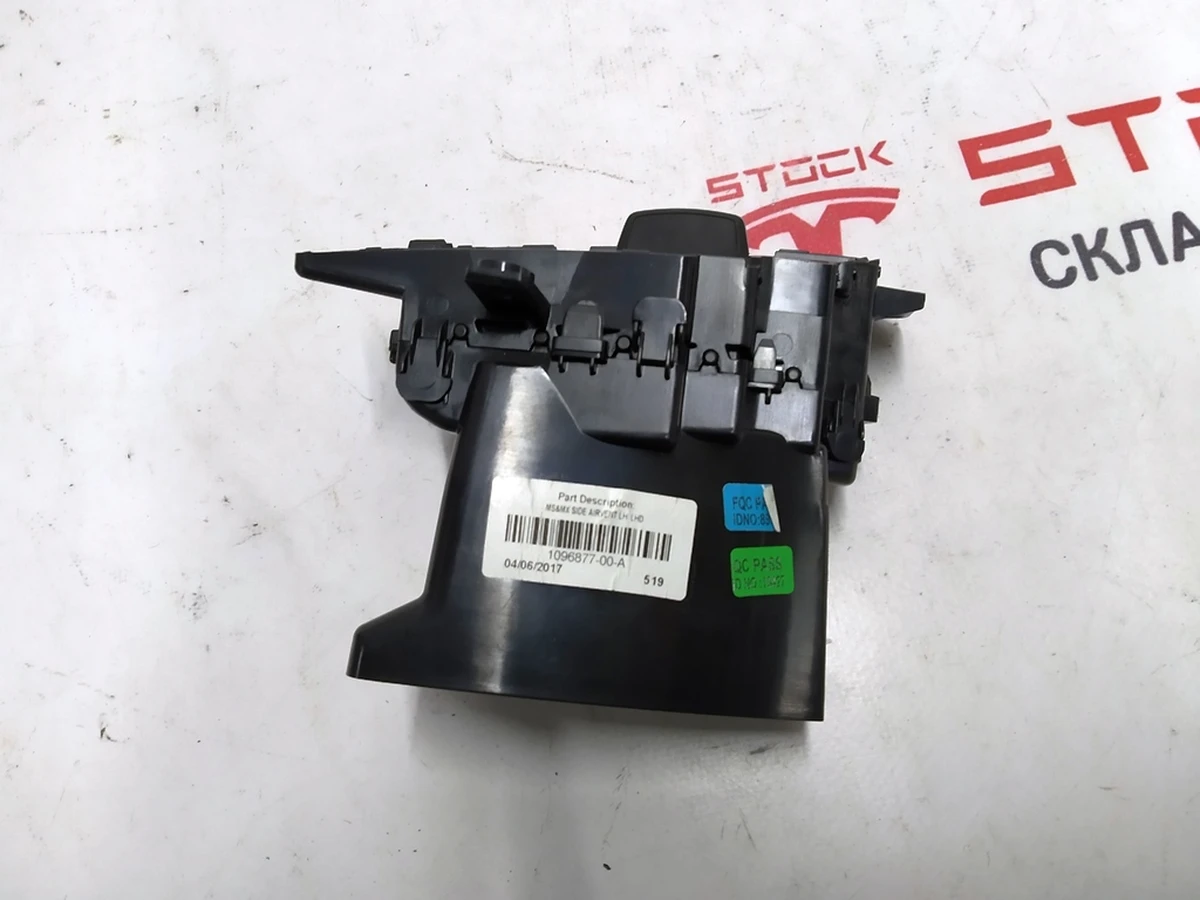 3 Повітропровід центральної панелі лівий водій Tesla model X S REST 1096877-00-B