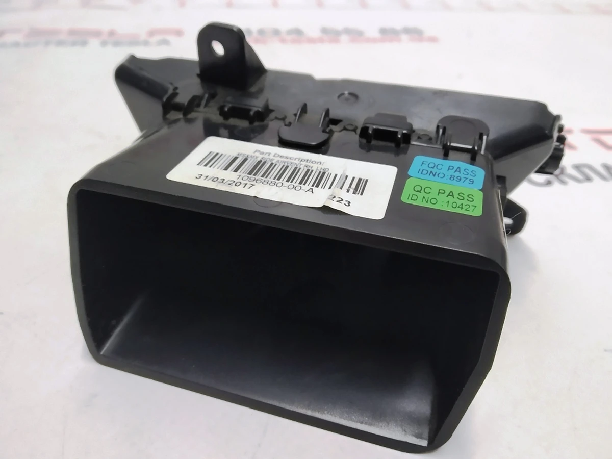 9 Повітропровід центральної панелі пасажирський правий Tesla model X S REST 1096880-00-B