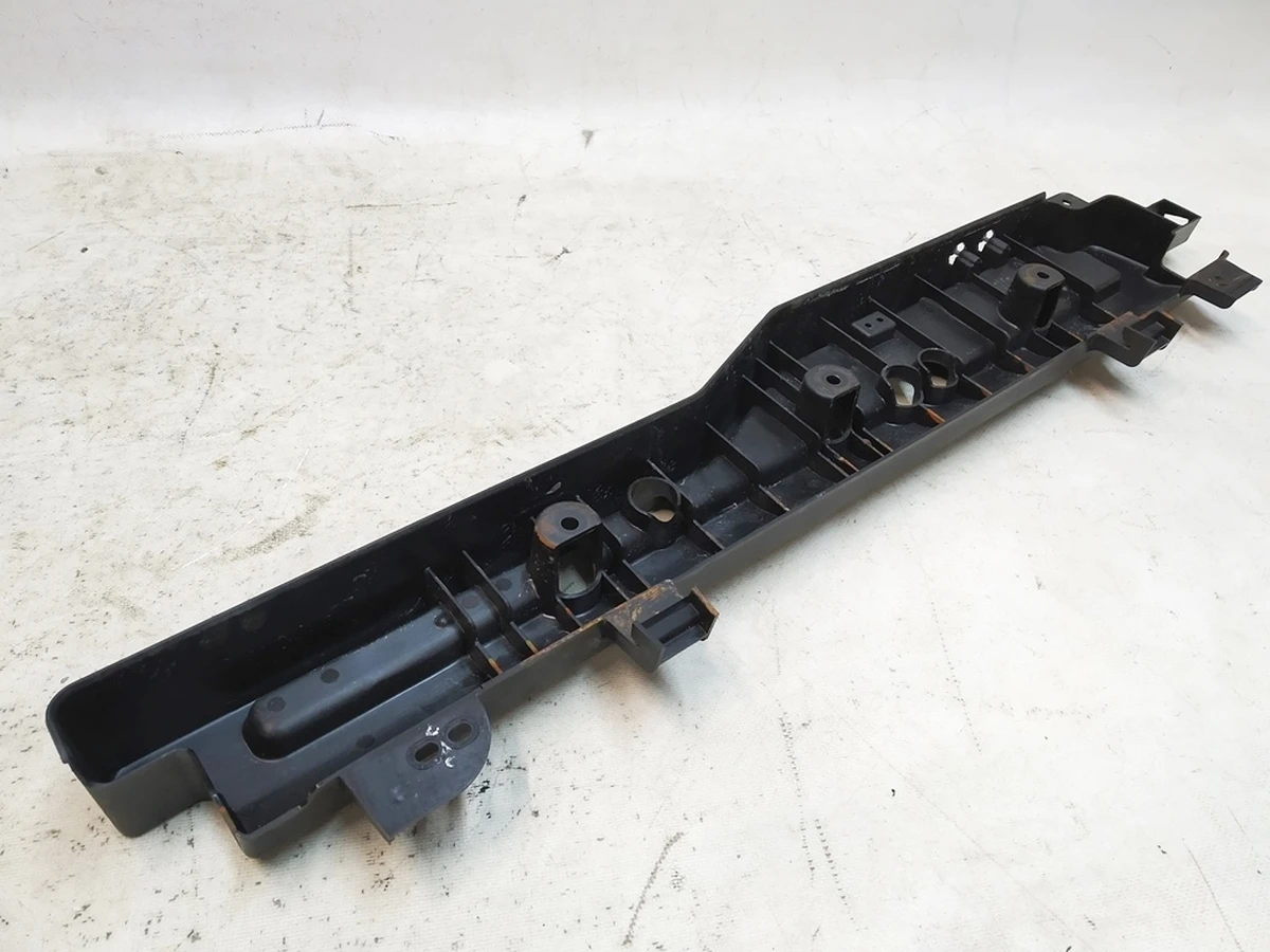 6 Упор (підтримка) передній нижній частині подвійного лівого сидіння 2-го ряду Tesla model X 2345607