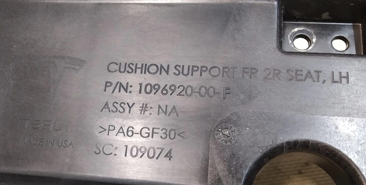 6 Упор (підтримка) передній нижній частині подвійного лівого сидіння 2-го ряду Tesla model X 2345607