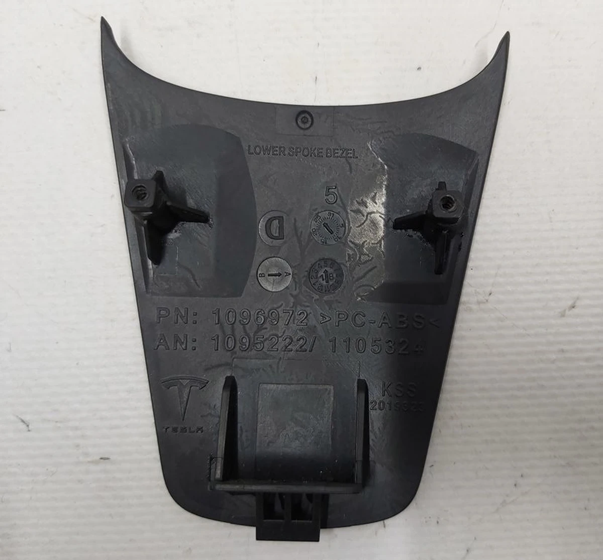 STEERING WHEEL - LOWER SPOKE COVER Tesla Model 3, Model Y 1096972-00-E