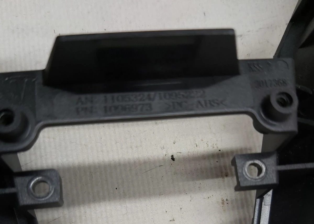 Driver's airbag decorative housing on the steering wheel Tesla model 3 1096973-00-E