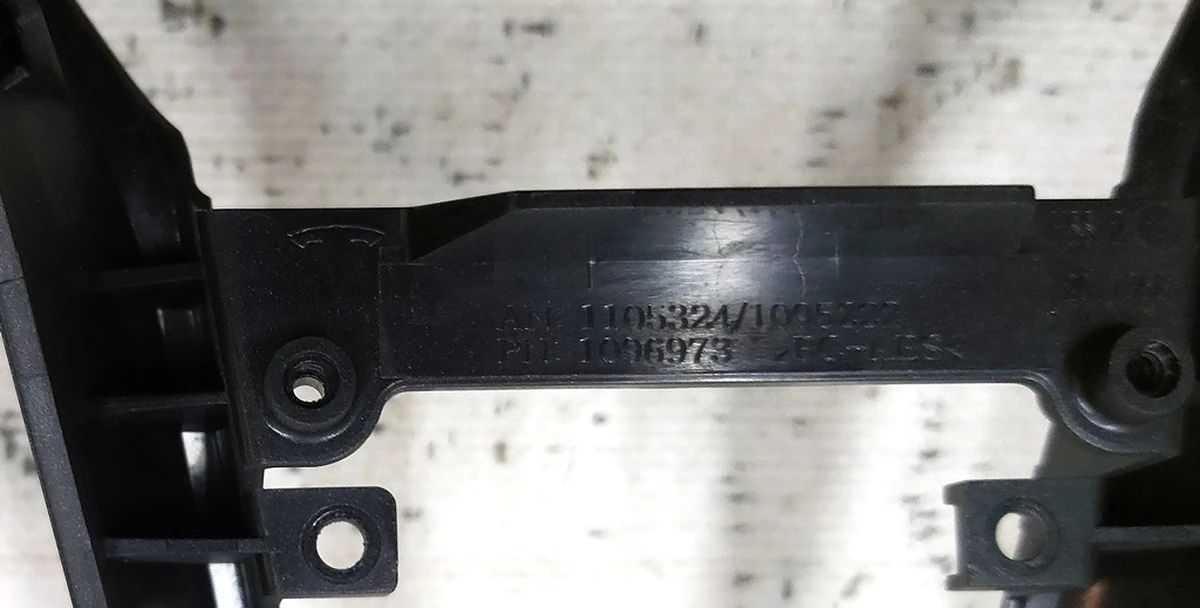 Корпус декоративний подушки безпеки водія на рульовому колесі з пошкодженням Tesla model 3 1096973-00-E