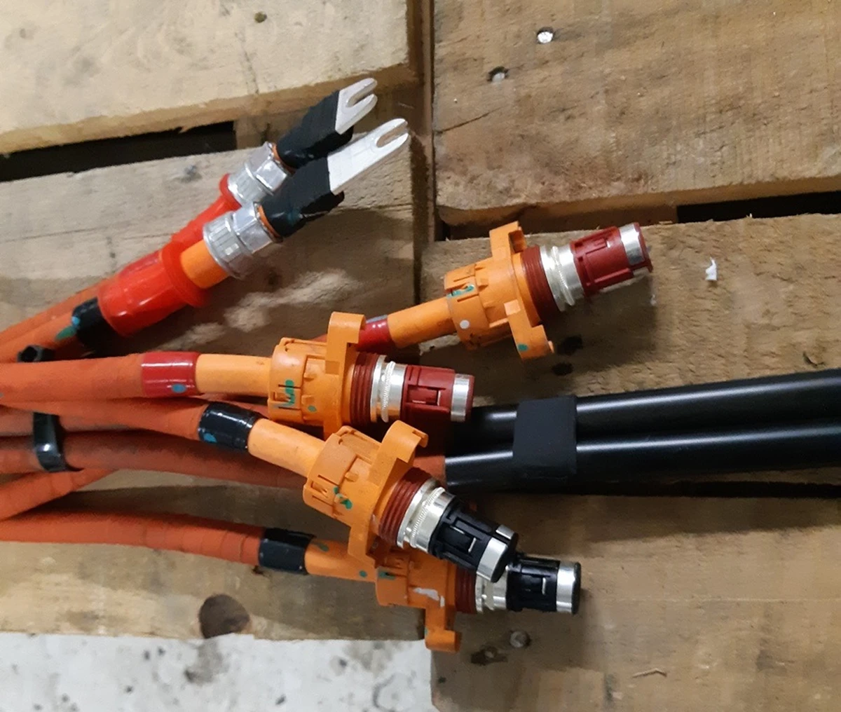 1 Splitter with high voltage wires assembly R04 Tesla model S REST 1507386-15-B