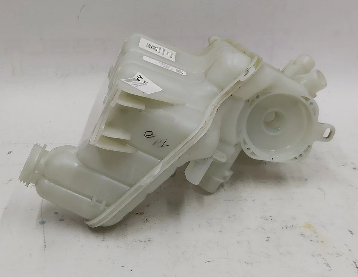 Розширювальний бачок рідини для охолодження Tesla model 3 1097015-00-M