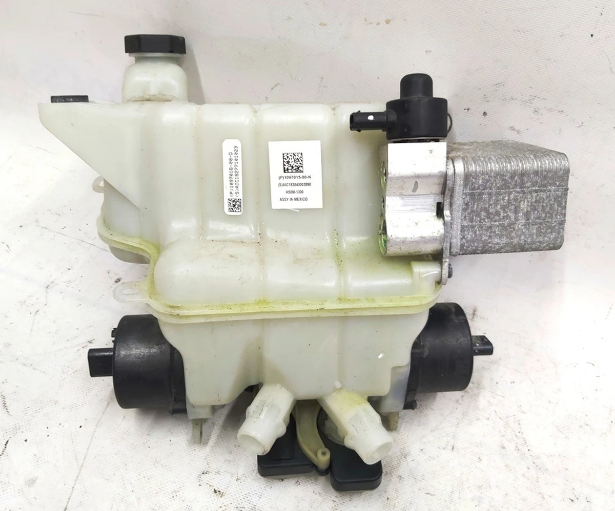 Розширювальний бачок охолоджуючої рідини в зборі Tesla model 3 1097015-00-M