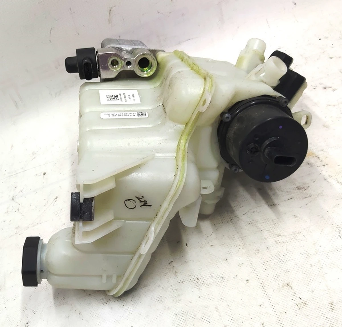 Розширювальний бачок охолоджуючої рідини в зборі Tesla model 3 1097015-00-M