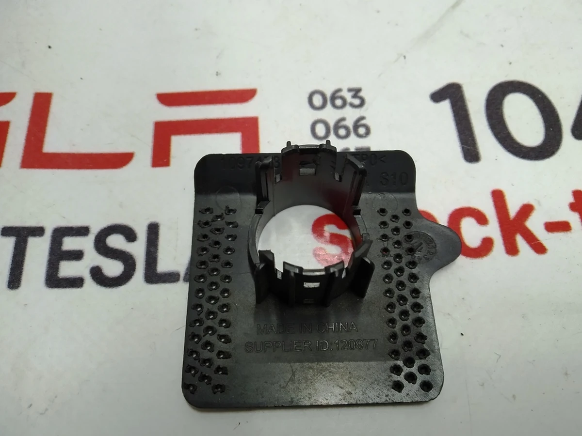 11 Кронштейн крепления парктроника S10 Tesla model X 1097473-00-A