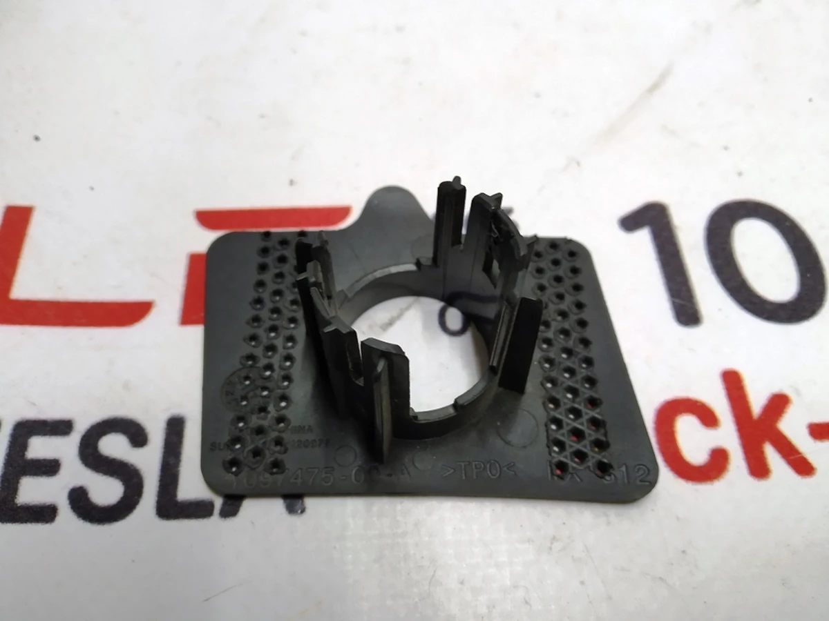 9 Кронштейн кріплення парктроніка S12 Tesla model X 1097475-00-A