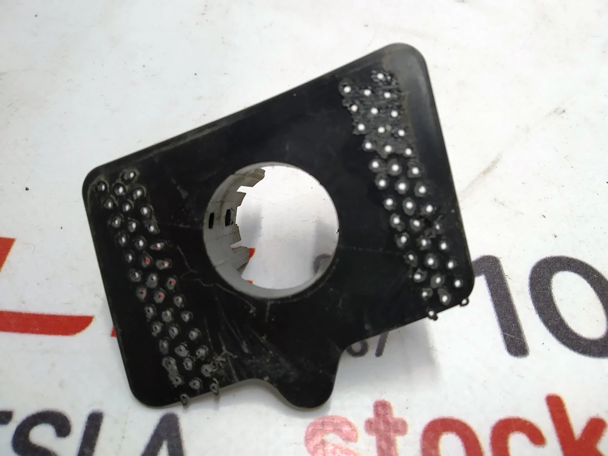 9 Кронштейн кріплення парктроніка S12 Tesla model X 1097475-00-A