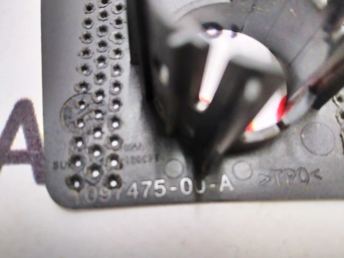 9 Кронштейн кріплення парктроніка S12 Tesla model X 1097475-00-A