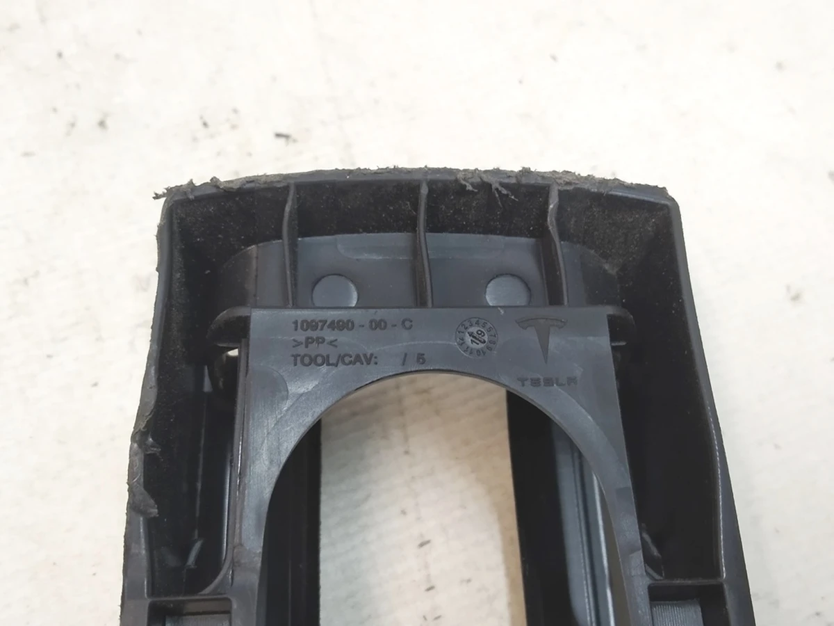 9 Заглушка санки 1й ряд сидінь права/ліва (пошкодження) Tesla Model S REST, Model X, Model 3 1097490-00-C
