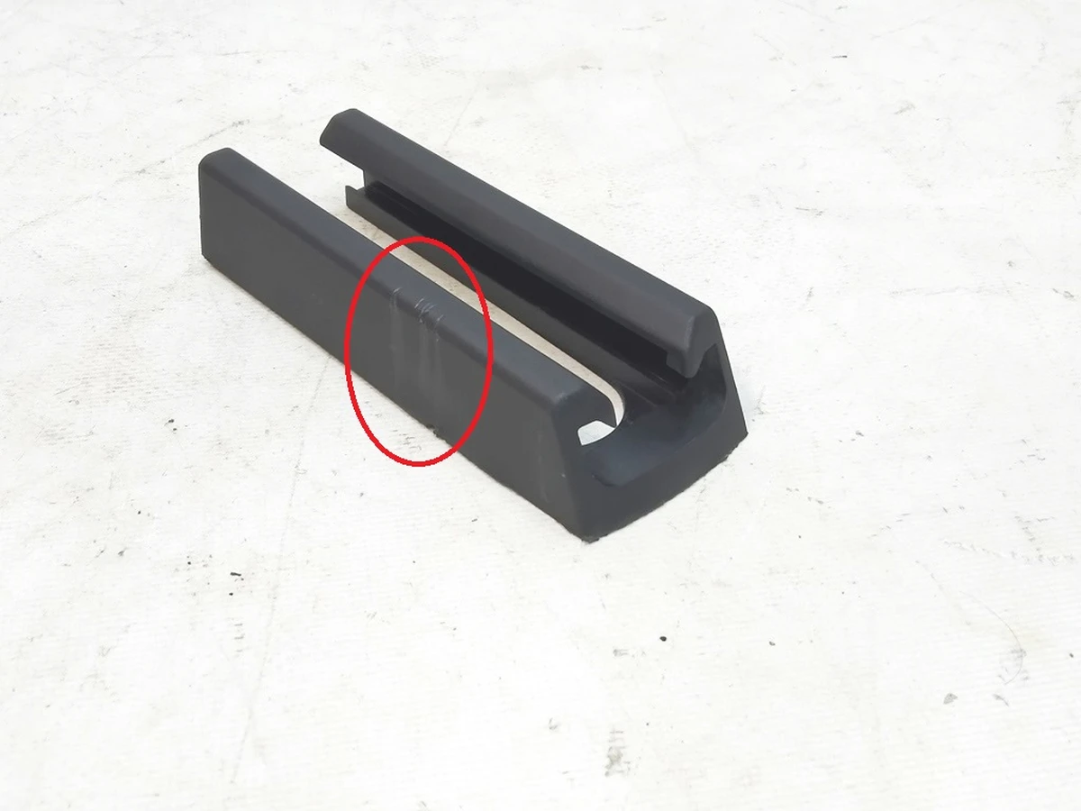 9 Заглушка санки 1й ряд сидінь права/ліва (пошкодження) Tesla Model S REST, Model X, Model 3 1097490-00-C