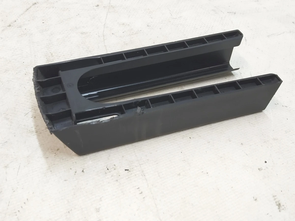 9 Заглушка санки 1й ряд сидінь права/ліва (пошкодження) Tesla Model S REST, Model X, Model 3 1097490-00-C