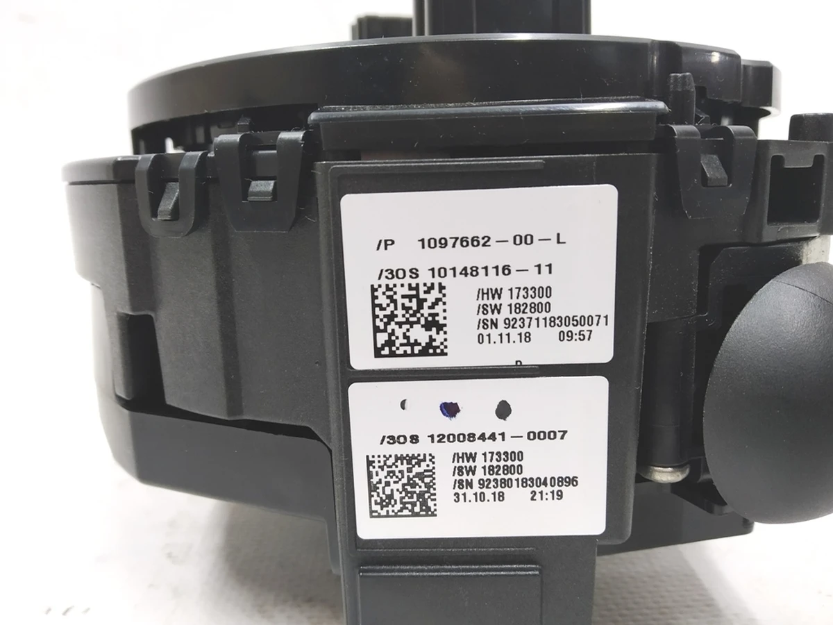 3 Модуль управления рулевой колонкой Tesla model 3 1097662-00-N