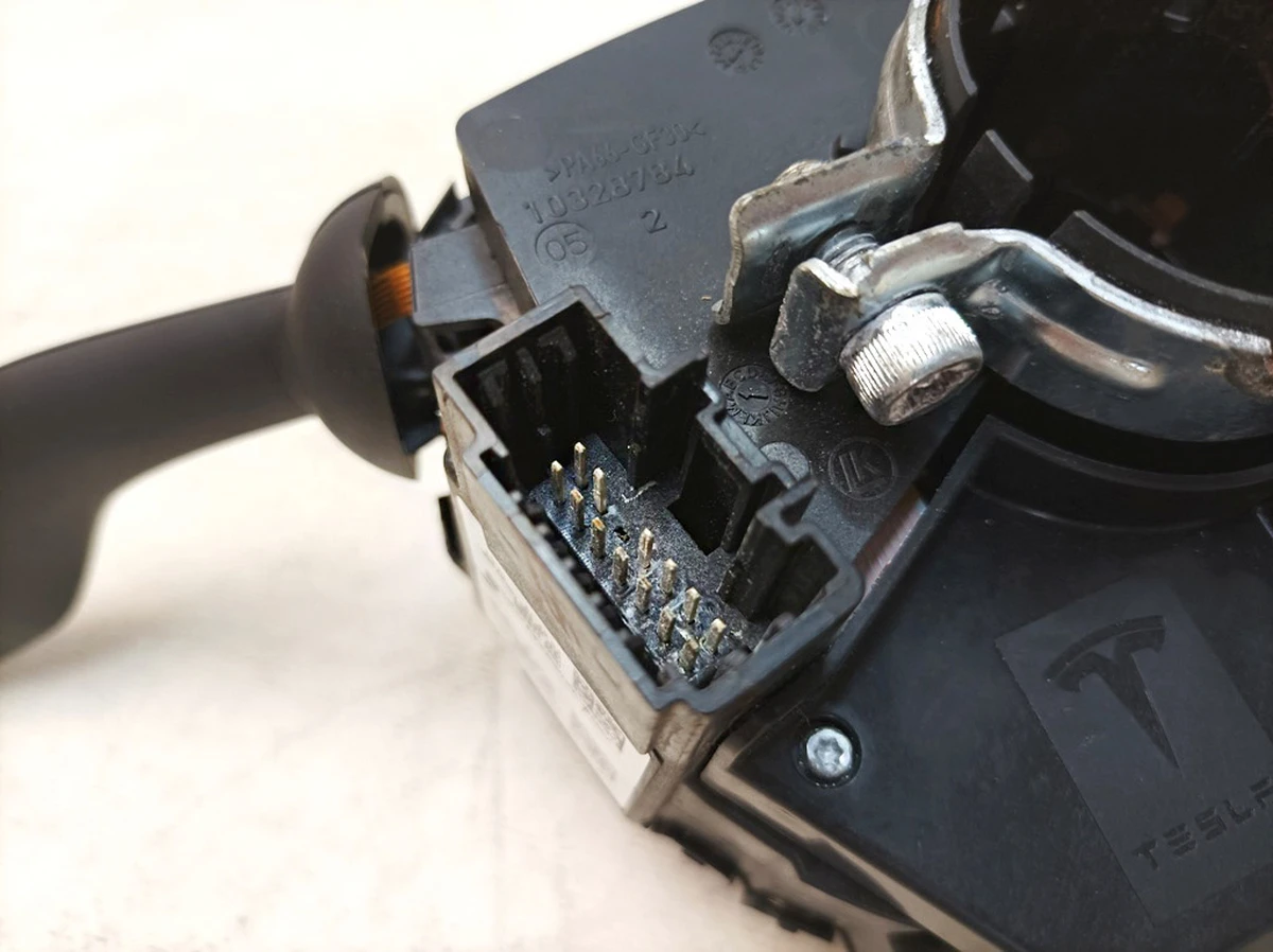 3 Steering column control module (oxidized) Tesla model 3 Tesla model Y 1097662-00-O