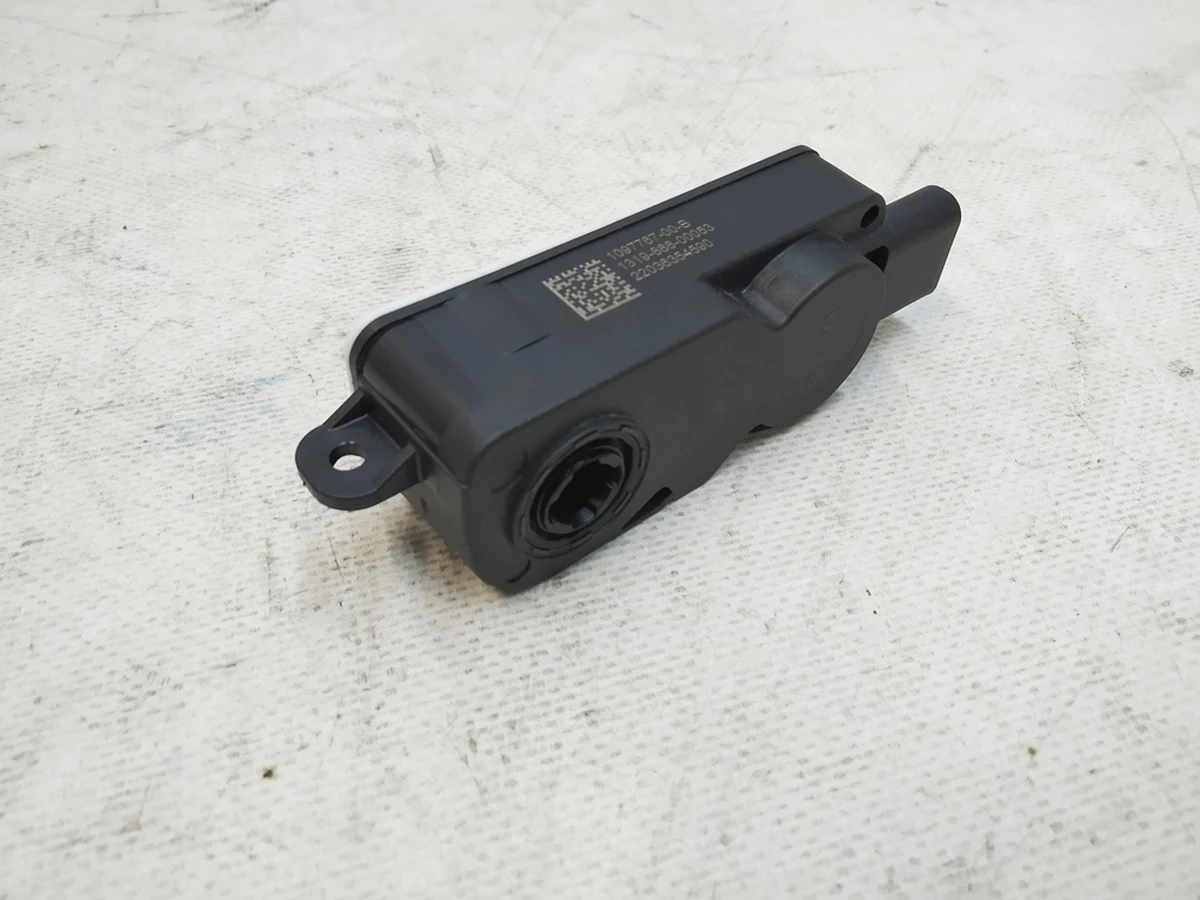 5 Электропривод центрального люверса Tesla Model Y 1494159-00-C