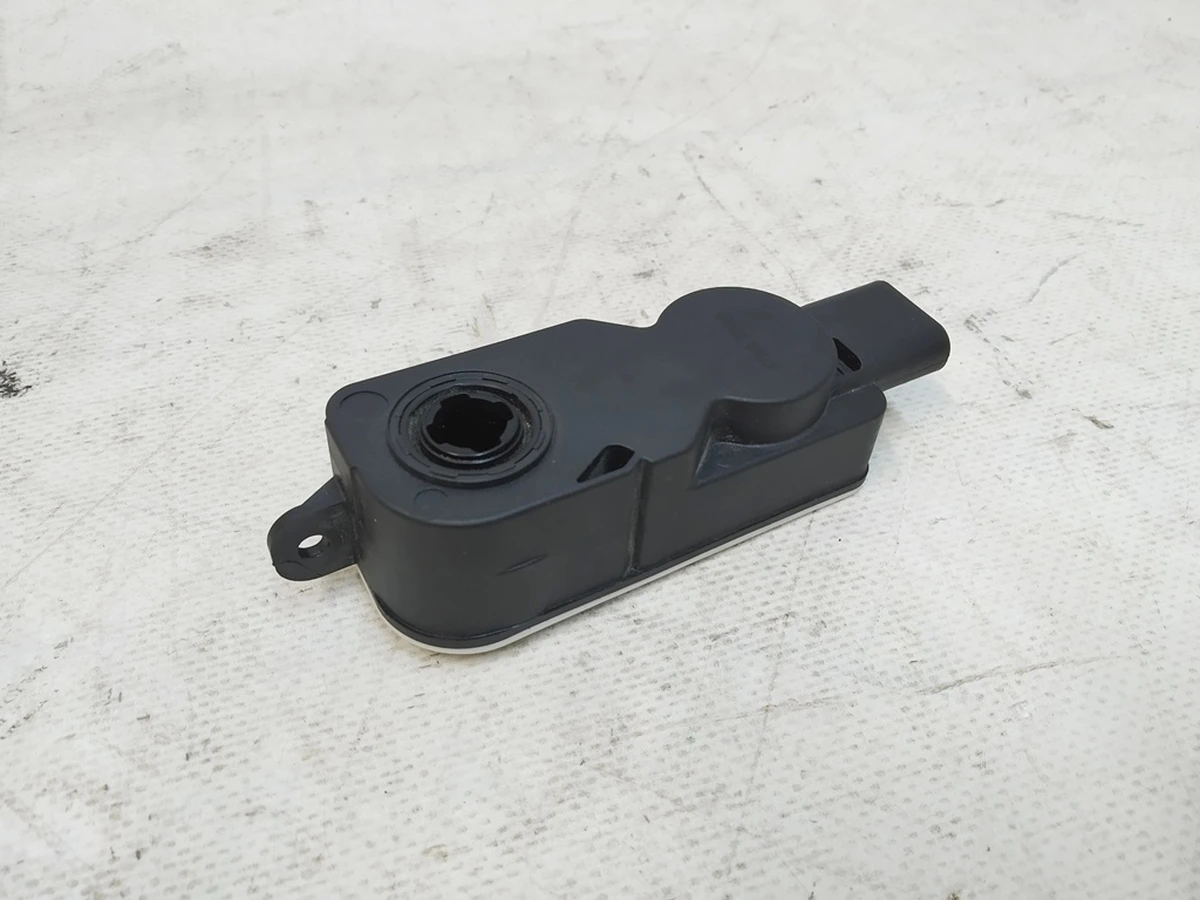 5 Электропривод центрального люверса Tesla Model Y 1494159-00-C