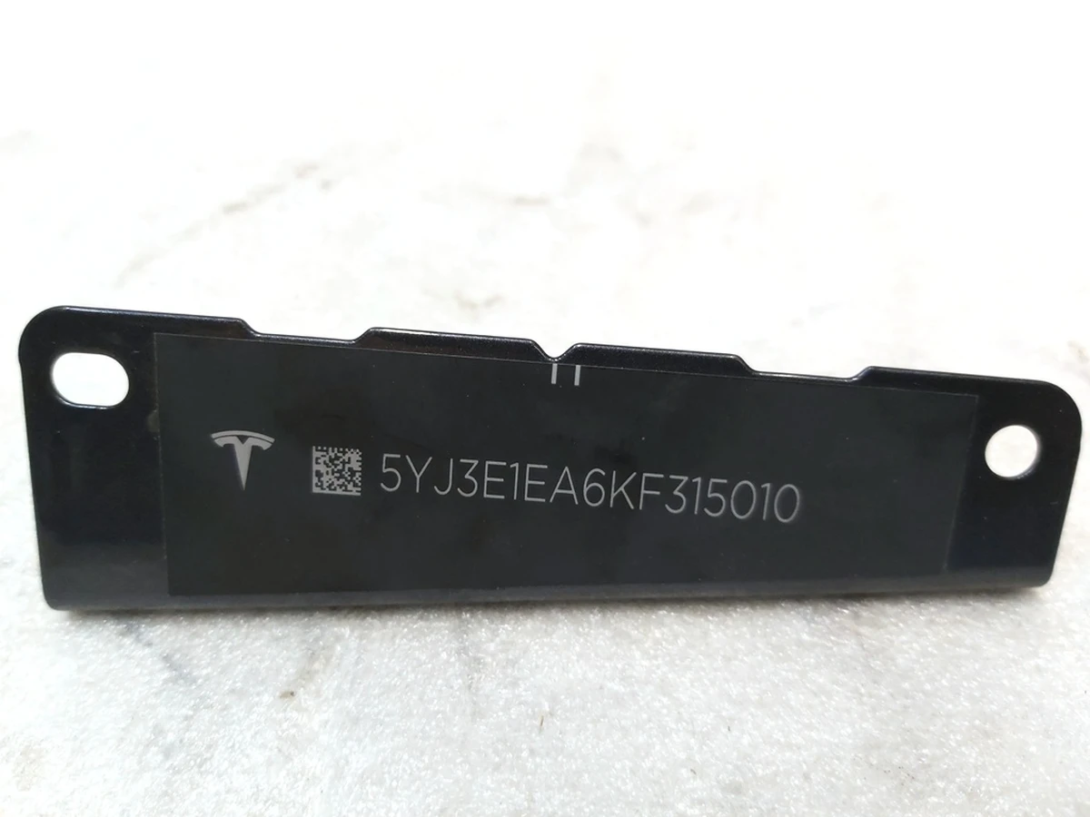 2 Табличка з VIN кодом під лобовим склом Tesla model 3 1006865-00-C 1107663-00-G